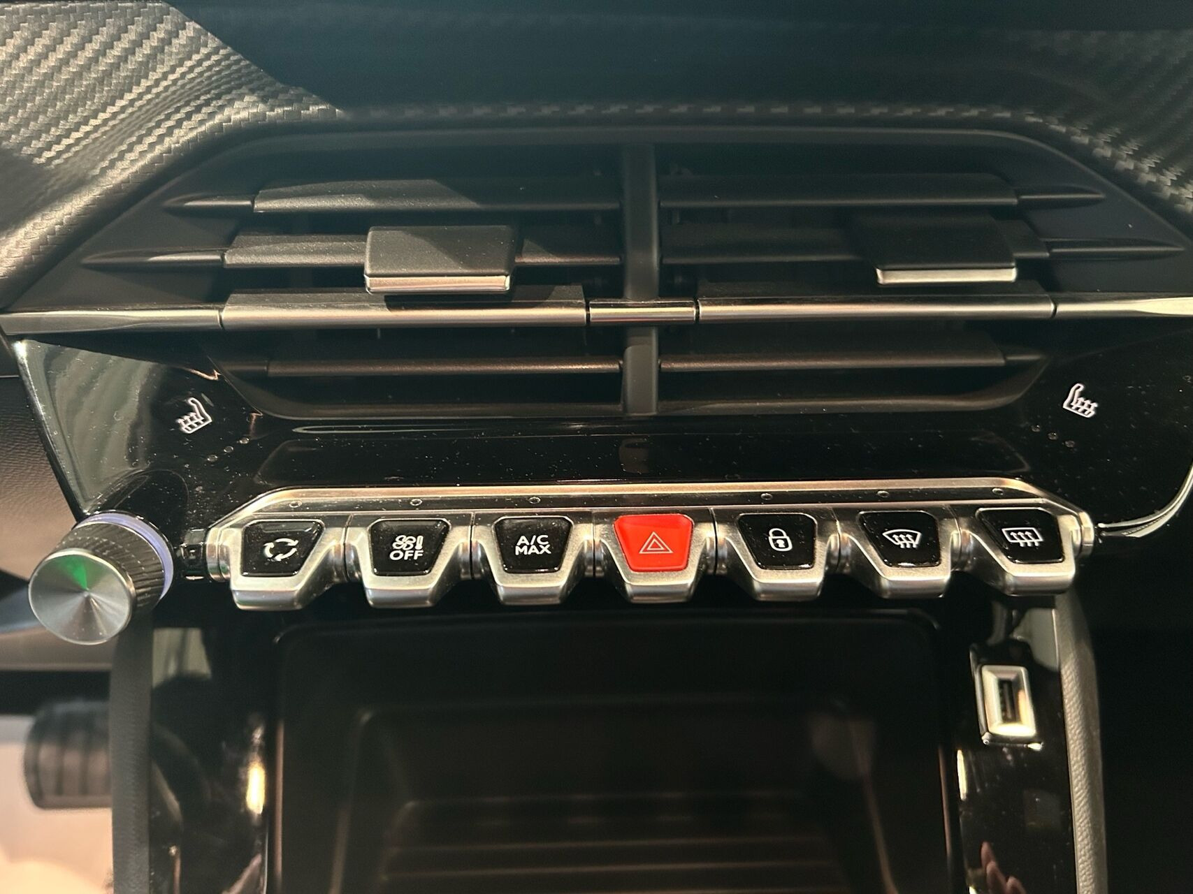 Grå Peugeot 2008 fra 2023