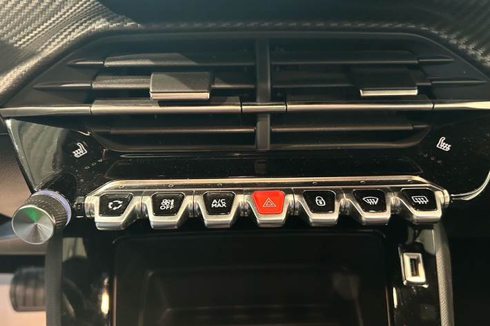 Grå Peugeot 2008 fra 2023