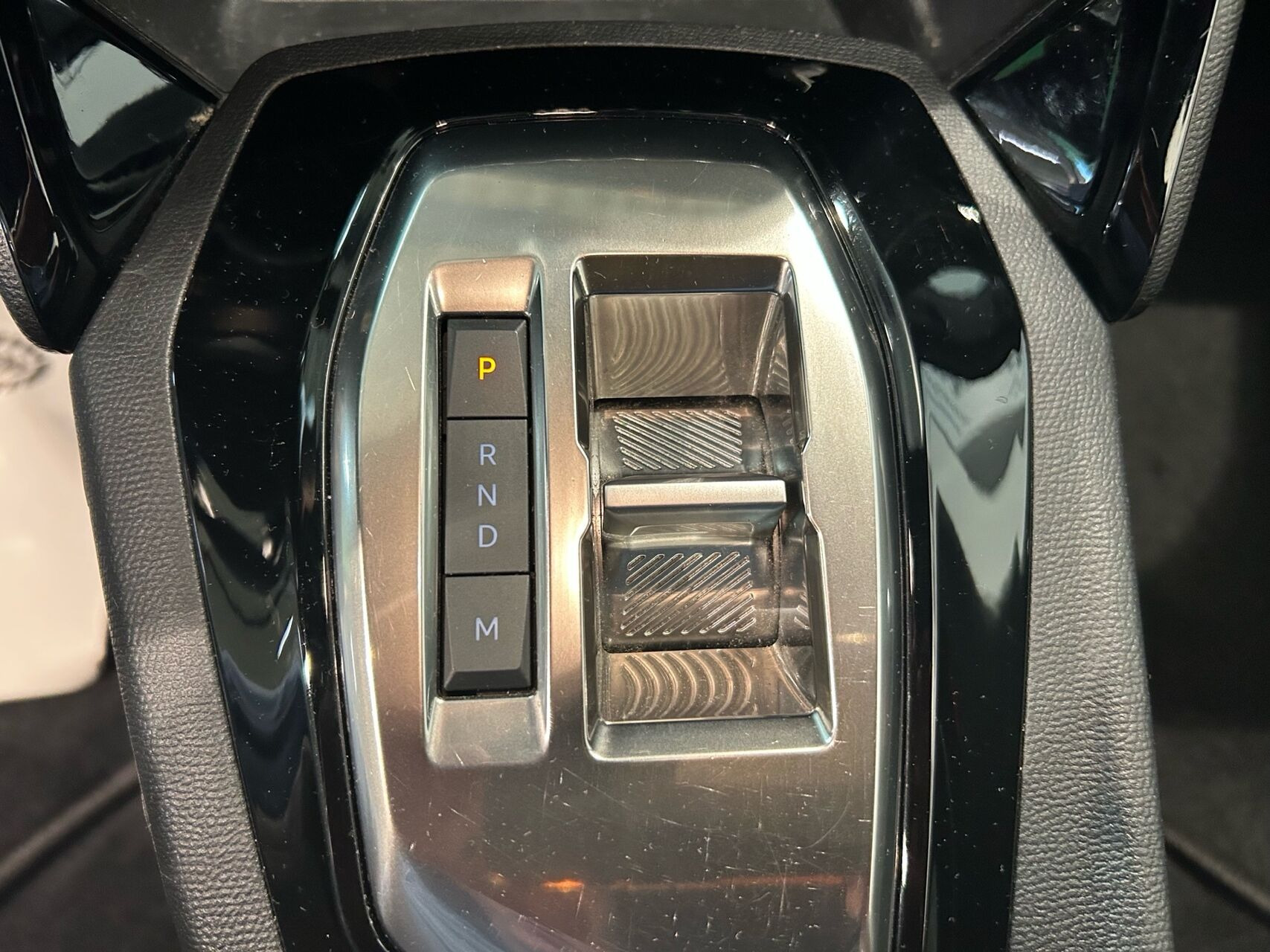 Grå Peugeot 2008 fra 2023