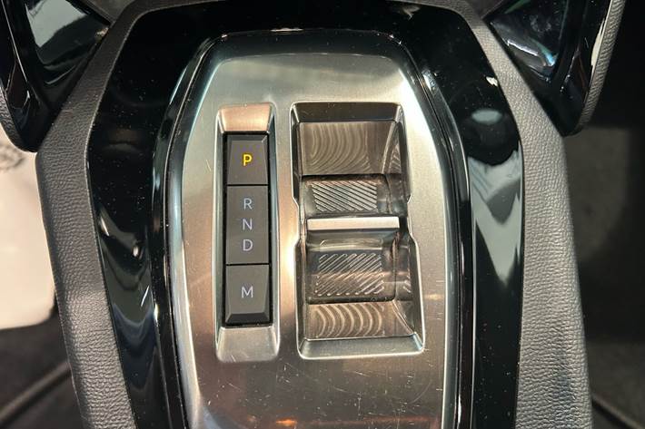 Grå Peugeot 2008 fra 2023