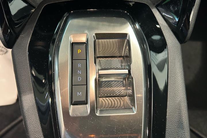 Grå Peugeot 2008 fra 2023