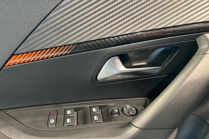 Grå Peugeot 2008 fra 2023