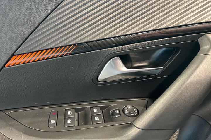 Grå Peugeot 2008 fra 2023
