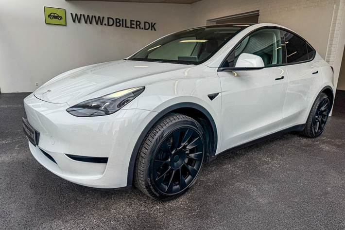 Hvid Tesla Model Y fra 2023