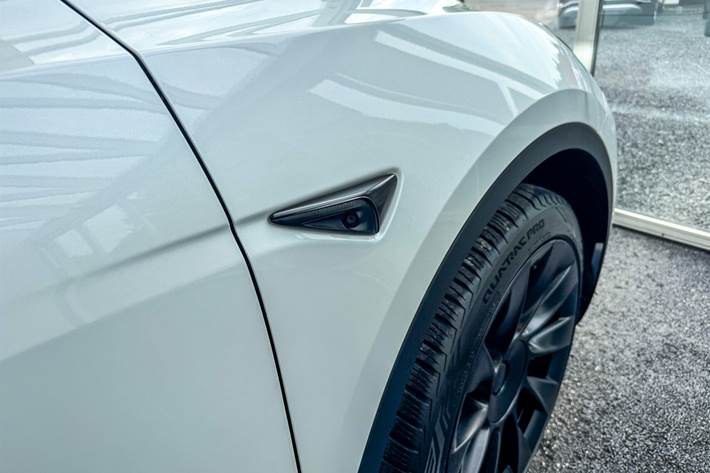 Hvid Tesla Model Y fra 2023