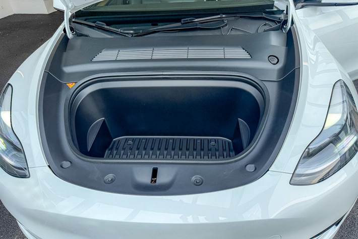 Hvid Tesla Model Y fra 2023