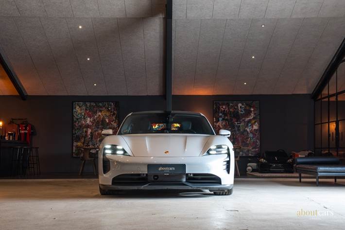Grå Porsche Taycan fra 2021