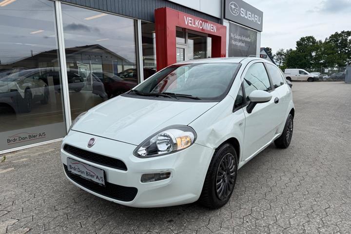 Hvid Fiat Punto fra 2012 set udefra