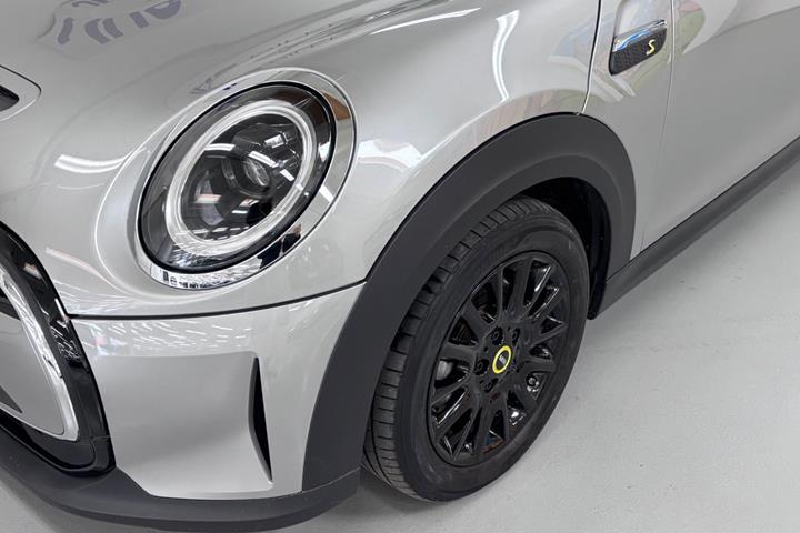 Sølv Mini Cooper SE fra 2023