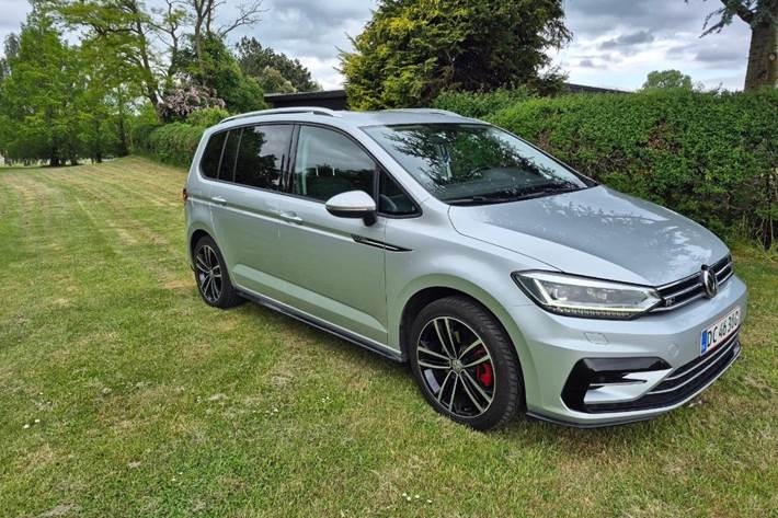 Sølv VW Touran fra 2018 set udefra