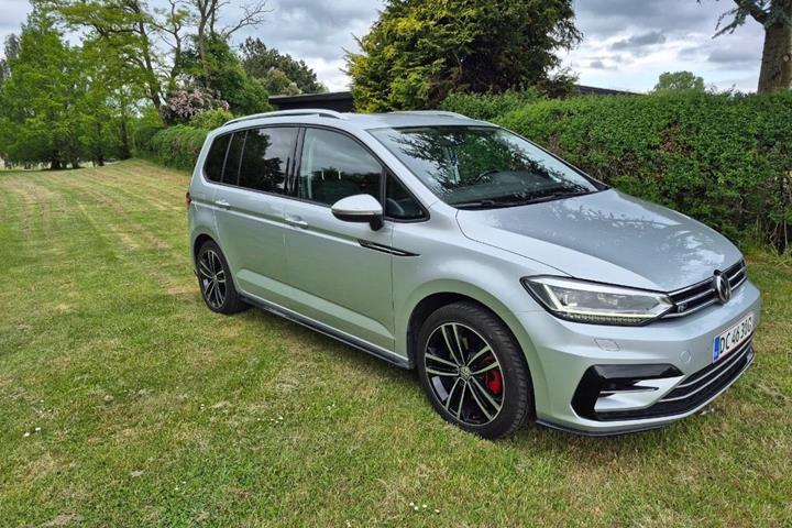 Sølv VW Touran fra 2018 set udefra