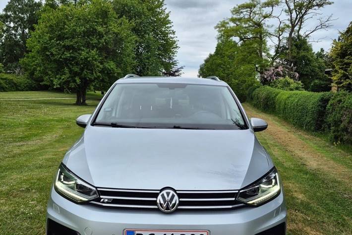 Sølv VW Touran fra 2018