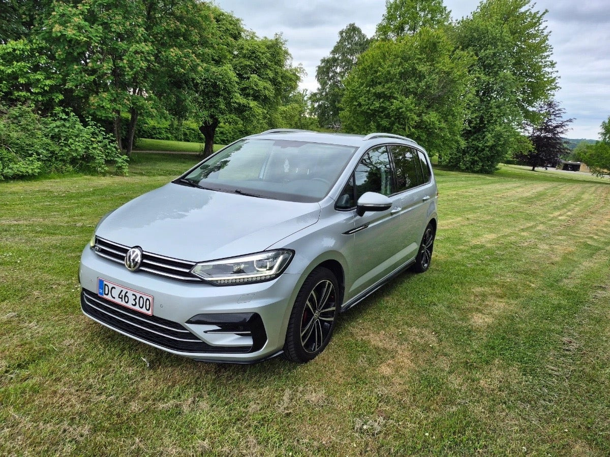 Sølv VW Touran fra 2018