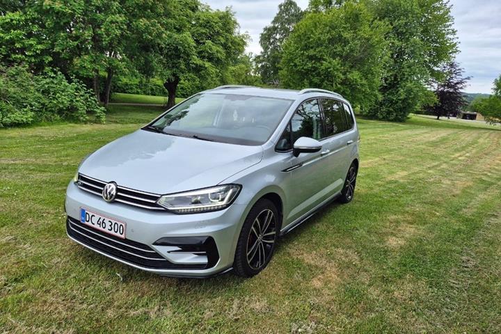 Sølv VW Touran fra 2018