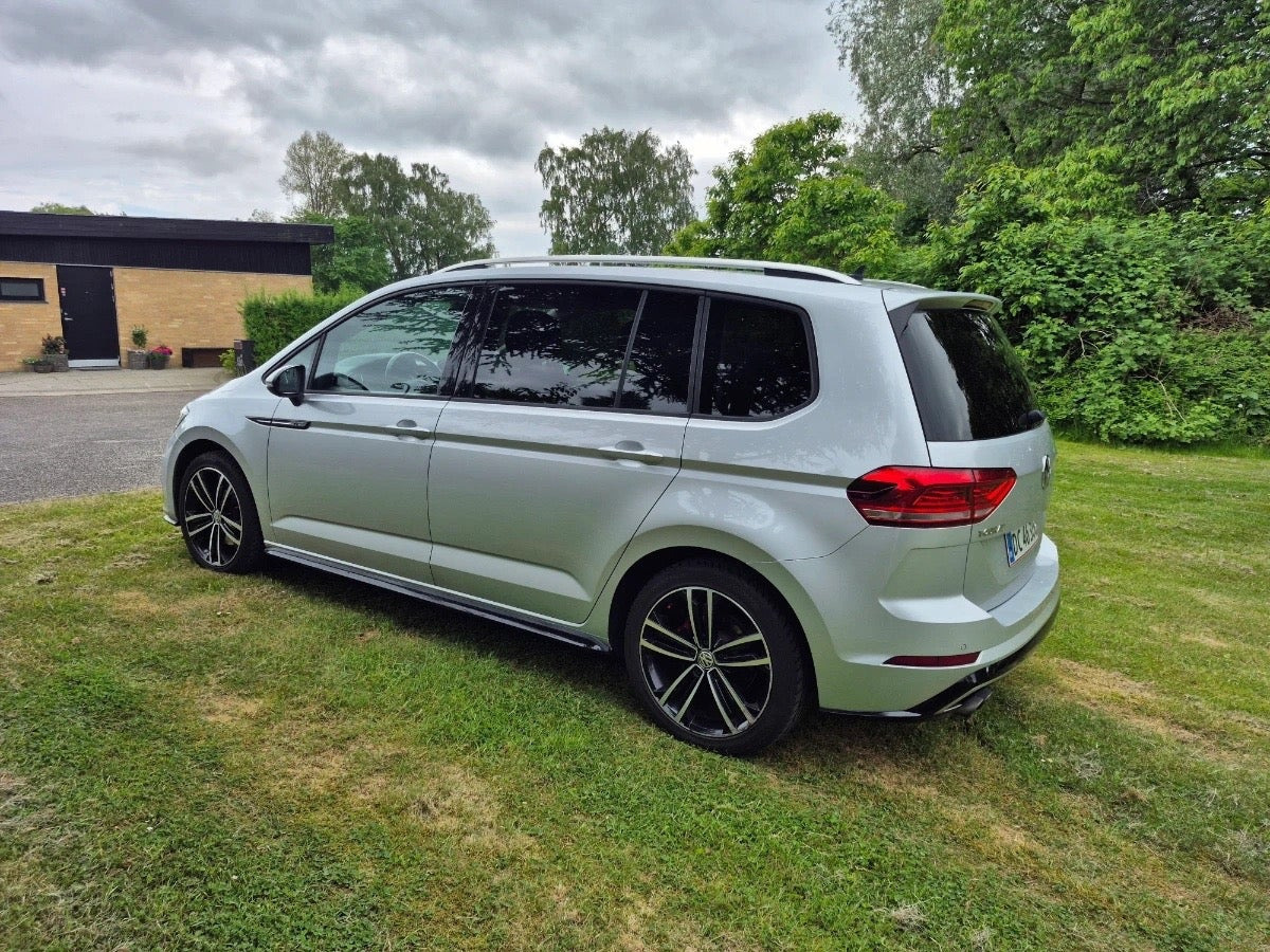 Sølv VW Touran fra 2018