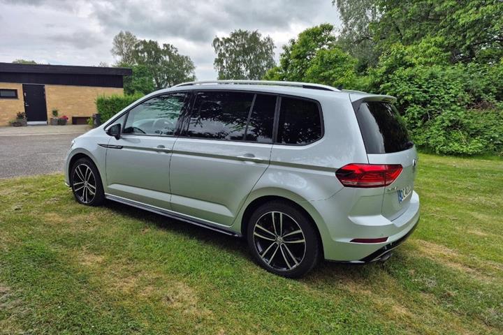 Sølv VW Touran fra 2018