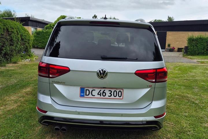 Sølv VW Touran fra 2018