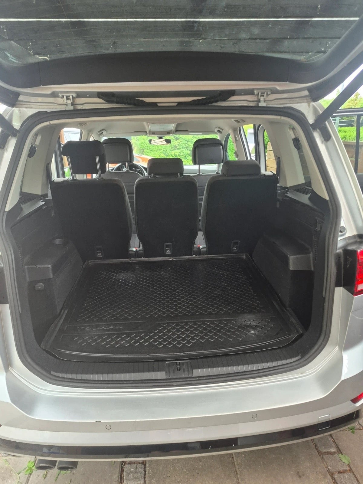 Sølv VW Touran fra 2018