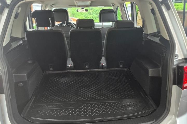 Sølv VW Touran fra 2018