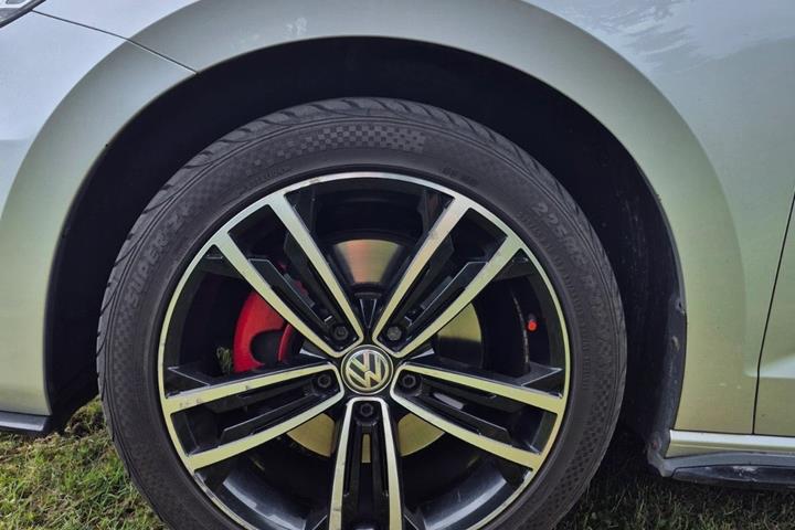 Sølv VW Touran fra 2018