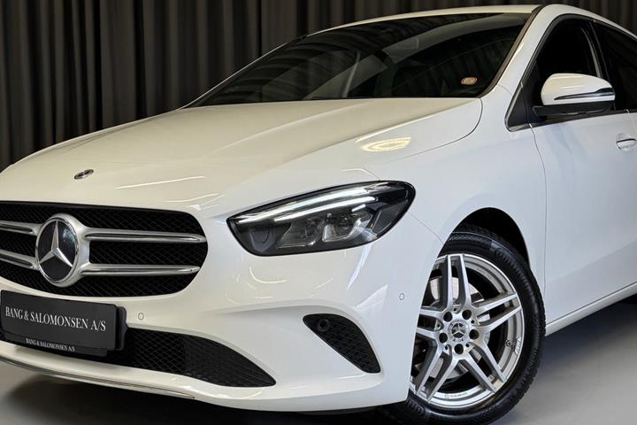 Hvid Mercedes B220 d fra 2020 set udefra