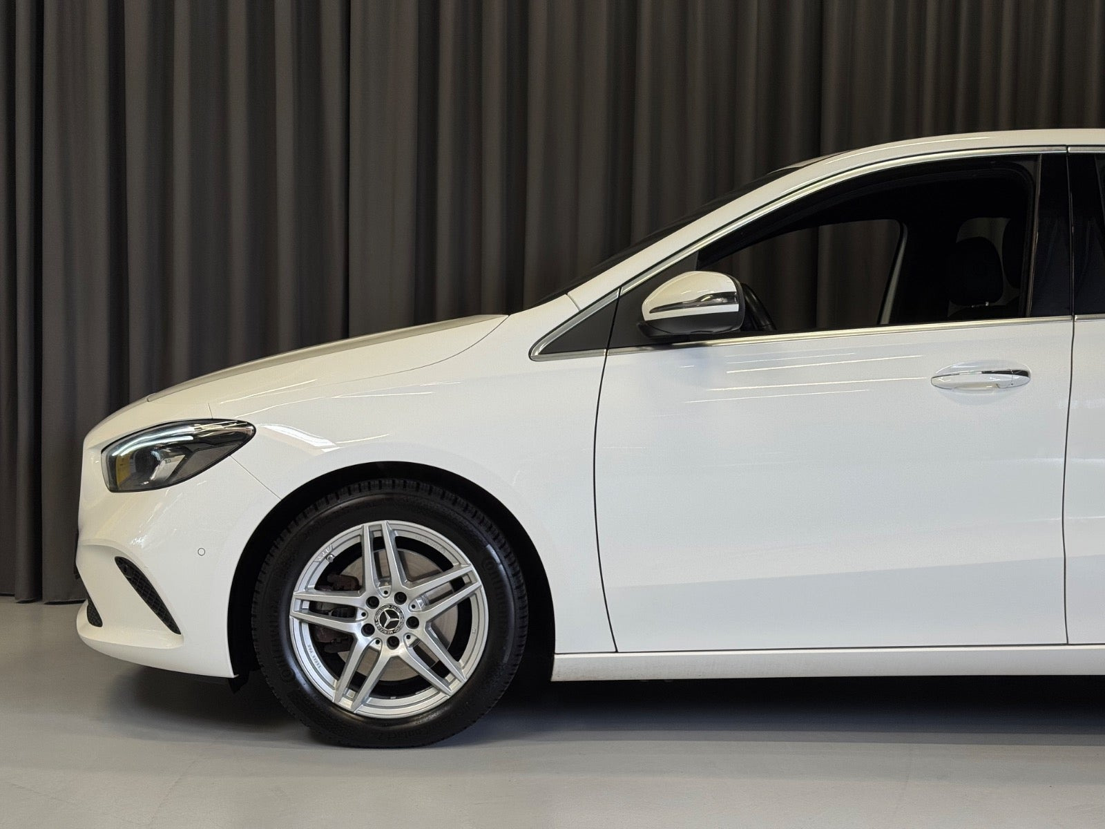 Hvid Mercedes B220 d fra 2020
