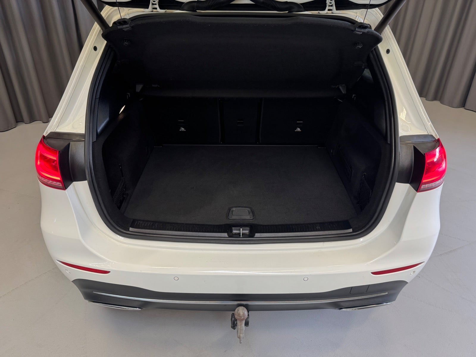 Hvid Mercedes B220 d fra 2020 set indefra