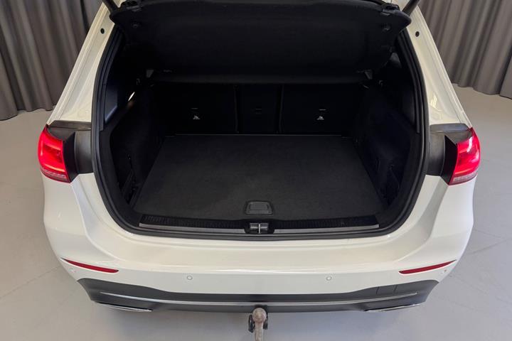 Hvid Mercedes B220 d fra 2020 set indefra