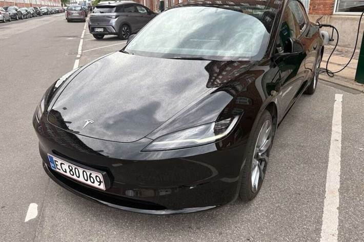 Sort Tesla Model 3 fra 2024