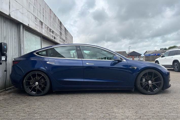 Blå Tesla Model 3 fra 2019