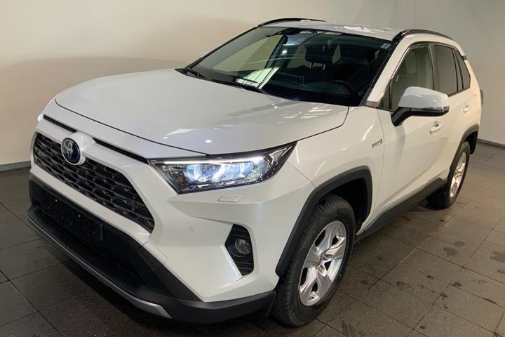 Hvid Toyota RAV4 fra 2021 set udefra
