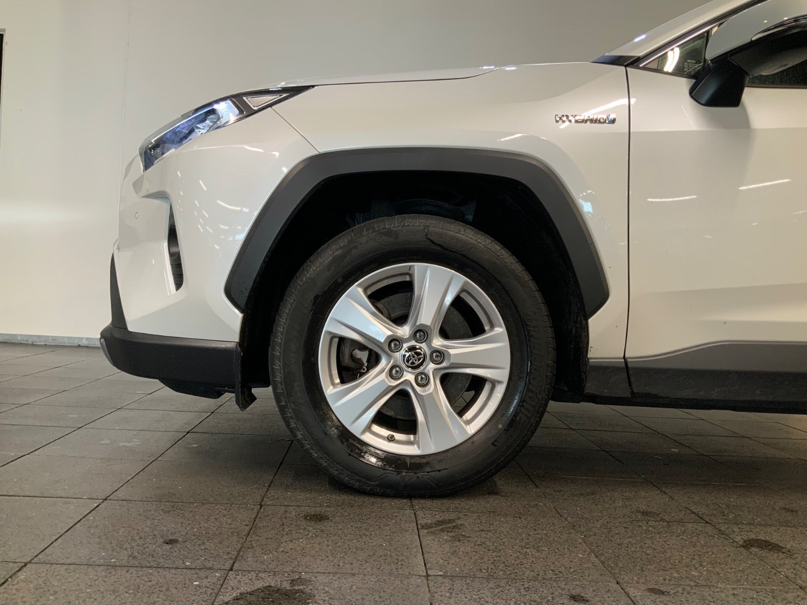 Hvid Toyota RAV4 fra 2021