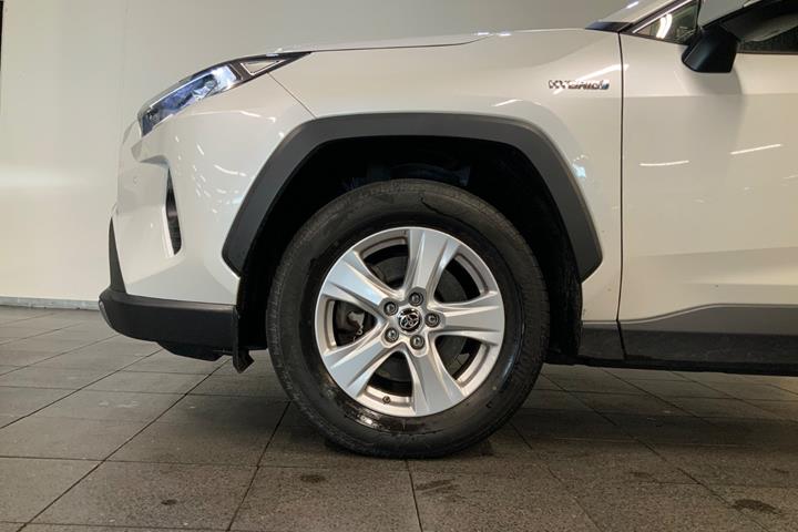 Hvid Toyota RAV4 fra 2021