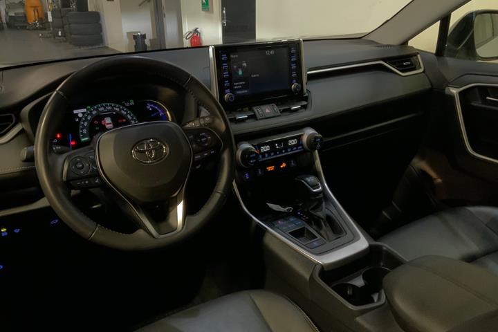 Hvid Toyota RAV4 fra 2021
