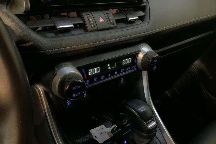 Hvid Toyota RAV4 fra 2021