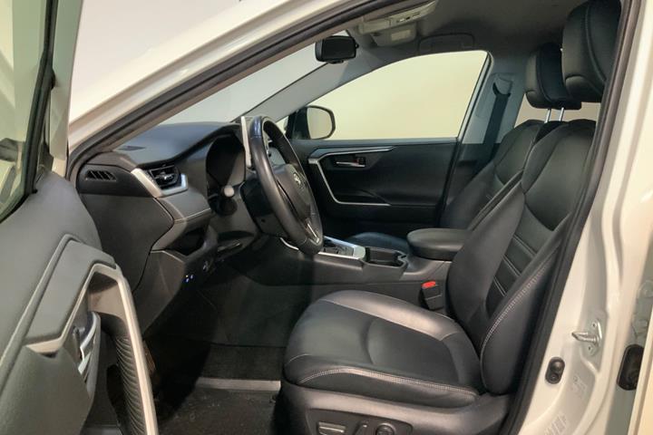 Hvid Toyota RAV4 fra 2021