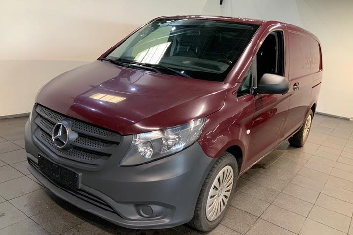 Rød Mercedes Vito 114 fra 2016 set udefra