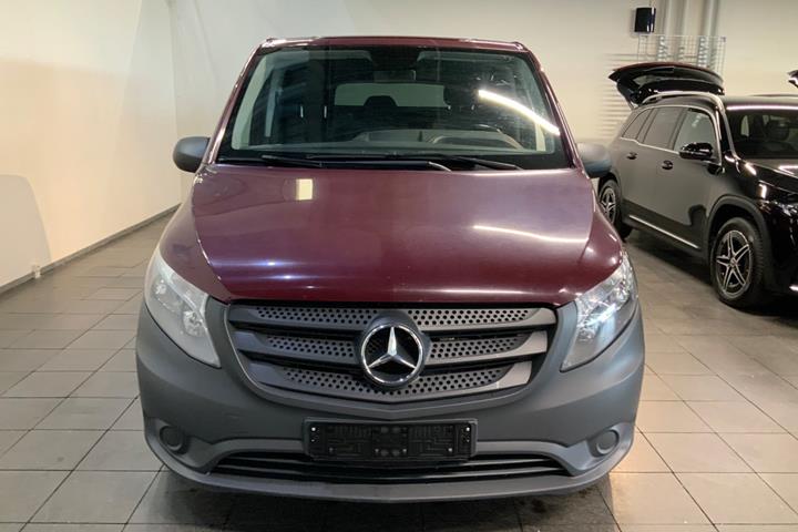 Rød Mercedes Vito 114 fra 2016