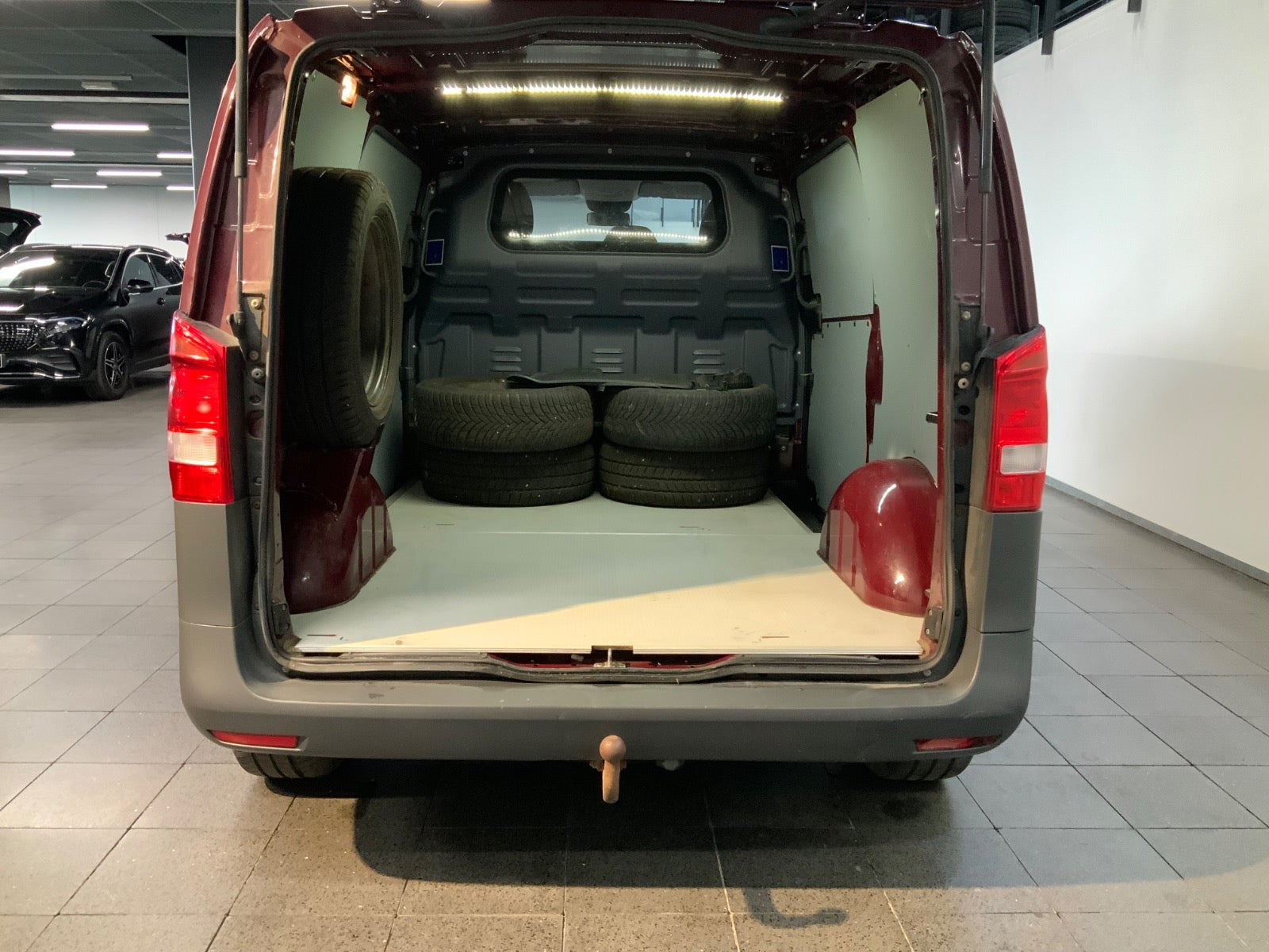 Rød Mercedes Vito 114 fra 2016