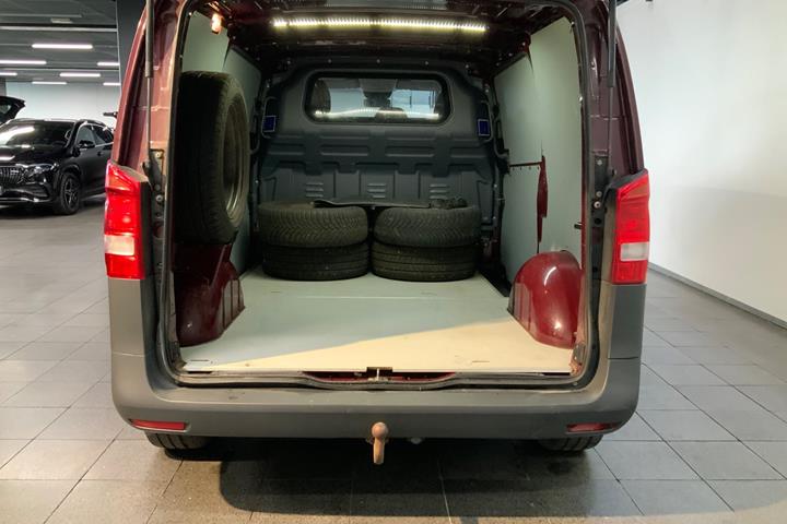 Rød Mercedes Vito 114 fra 2016