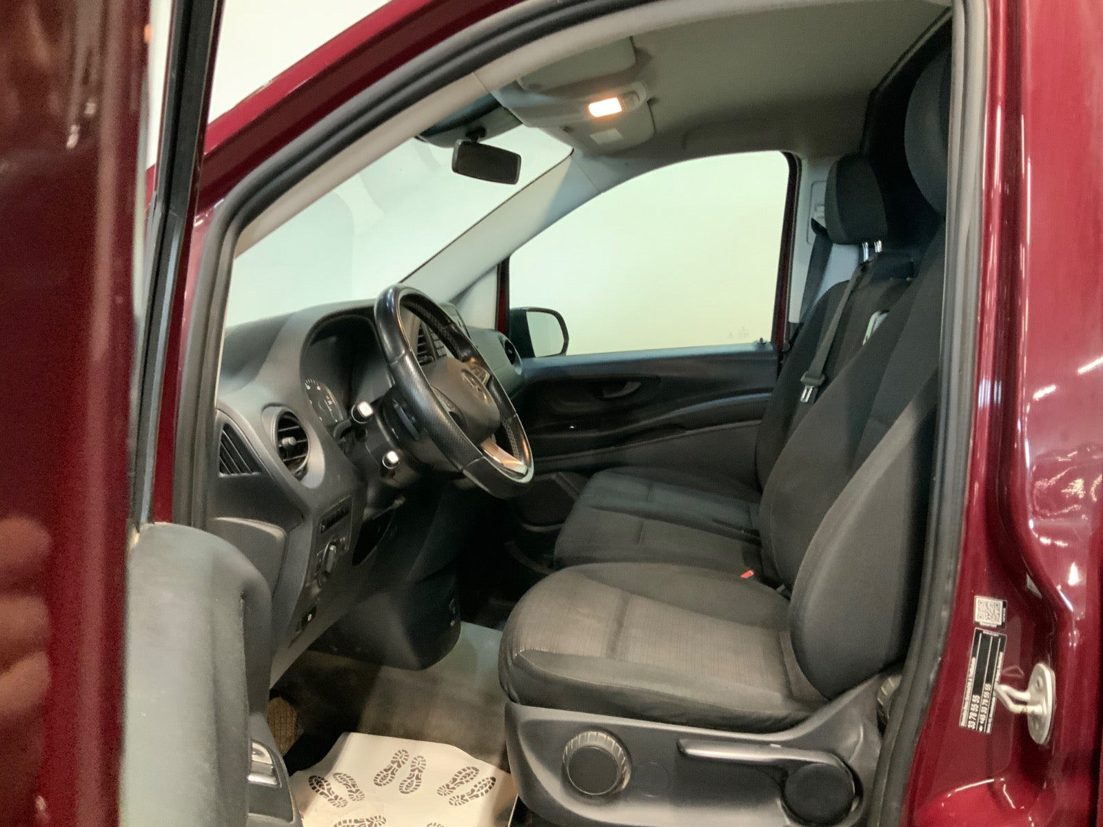 Rød Mercedes Vito 114 fra 2016