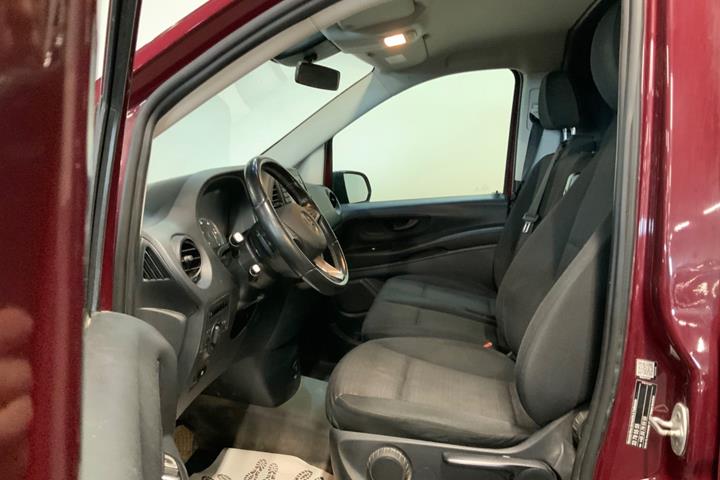 Rød Mercedes Vito 114 fra 2016