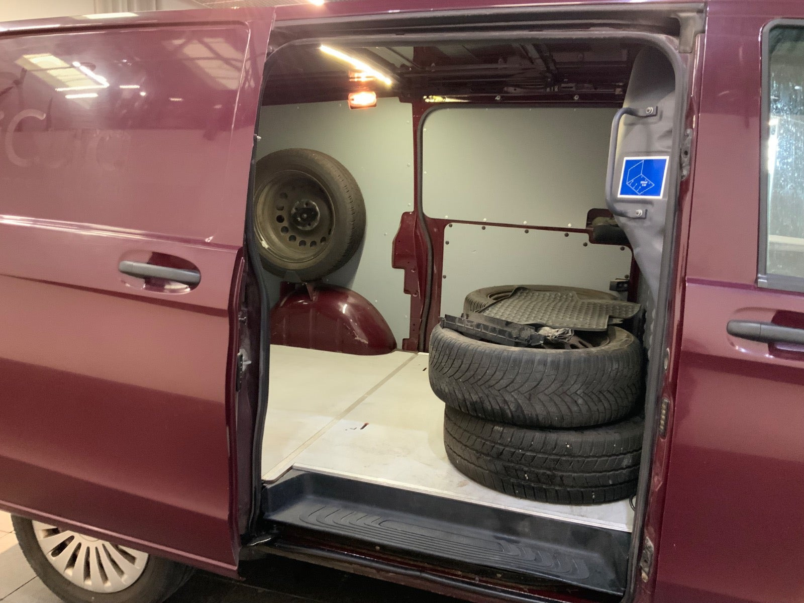Rød Mercedes Vito 114 fra 2016