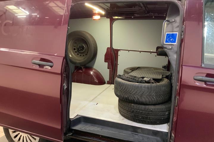 Rød Mercedes Vito 114 fra 2016