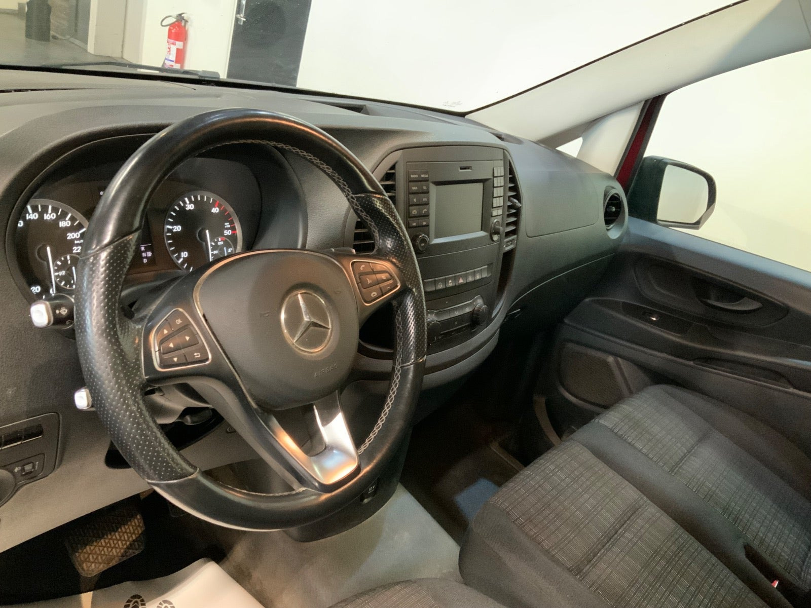 Rød Mercedes Vito 114 fra 2016