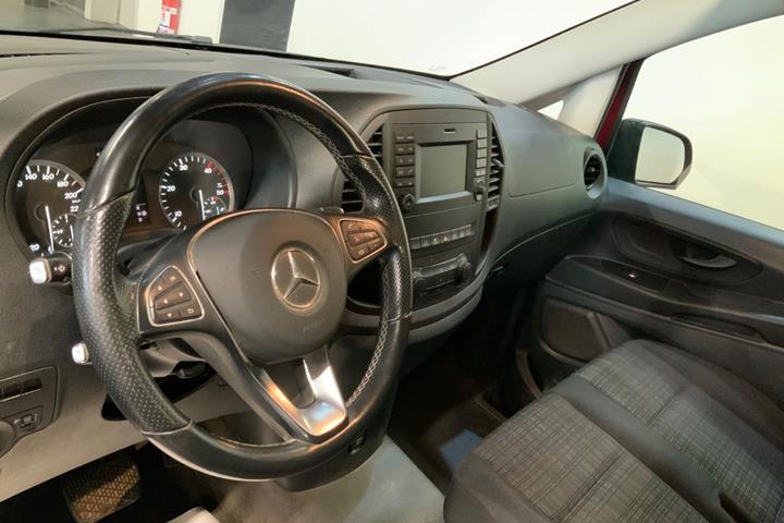 Rød Mercedes Vito 114 fra 2016
