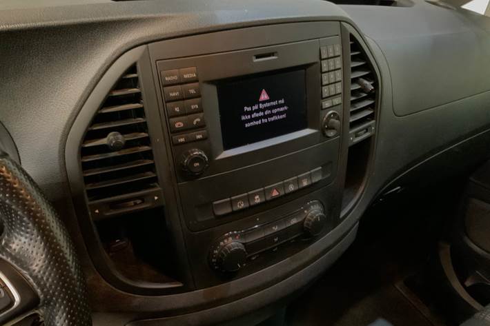 Rød Mercedes Vito 114 fra 2016
