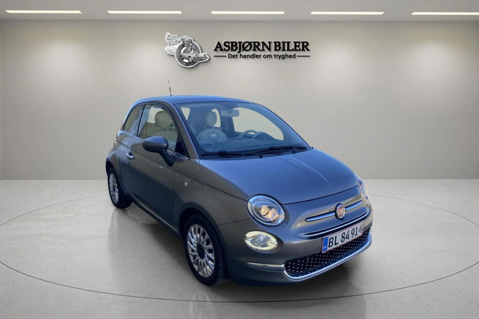 Grå Fiat 500 fra 2016