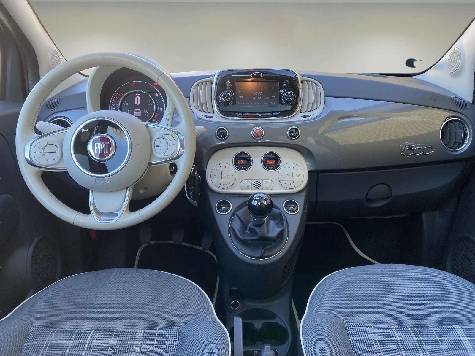 Grå Fiat 500 fra 2016