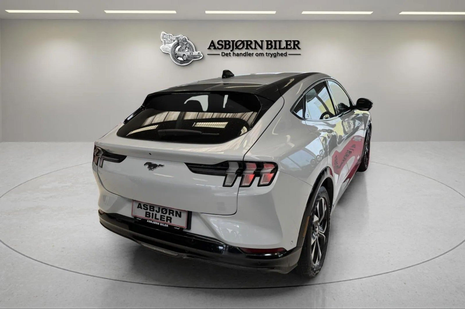 Hvid Ford Mustang Mach-E fra 2024